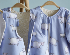 Cotonea Schlafsack mit Teddyplüschfutter, 100% Bio-Baumwolle (kbA), Schäfchen