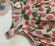 Walkiddy Musselin Trägerkleid, 90% Bio-Baumwolle (kbA) 10% Hanf, rosa mit Erdbeermuster